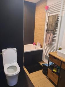 een badkamer met een toilet, een bad en een wastafel bij Beauté et Fonctionalité aux Portes de Paris in Meudon