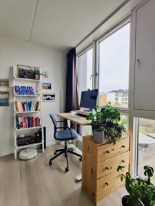 um escritório com uma secretária, um computador e uma cadeira em Nordic design flat including bikes em Copenhaga