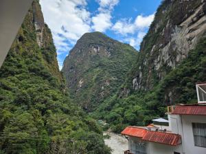 vista su una montagna con un fiume tra due edifici di Hotel Horizonte a Machu Picchu