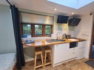 una pequeña cocina con fregadero y encimera en La'al Lodge in Kendal (The Gateway to the Lakes) en Kendal