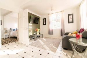 Posezení v ubytování Luxury 1BR condo in St. Lucia