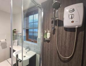 a bathroom with a shower and a sink at La'al Lodge in Kendal (The Gateway to the Lakes) in Kendal