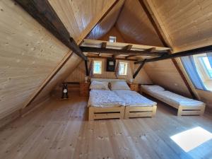 sypialnia z 2 łóżkami na poddaszu w obiekcie Roubenka Jizerka v horách Jizerských w mieście Tanvald