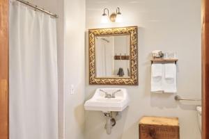 Sonoma Hotel في سونوما: حمام مع حوض ومرآة