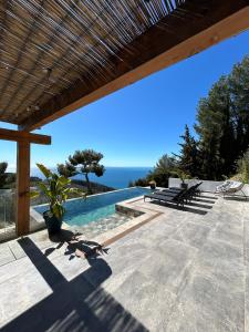 eine Terrasse mit Pool und Meerblick in der Unterkunft A Eze , Bas de villa piscine près de Monaco in Èze