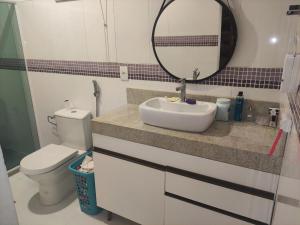 Casa Amsterdam في لورو دي فريتاس: حمام مع حوض ومرحاض ومرآة