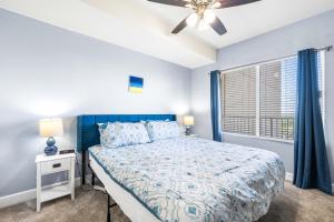 une chambre avec un lit bleu et une fenêtre dans l'établissement Beautiful Beach front condo! - Tidewater 1804, à Panama City Beach 42 autres photos