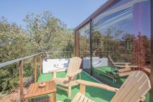 Balcone o terrazza di incroyable cabane perchée avec spa et vue panoramique au calme Le Mas des faraches