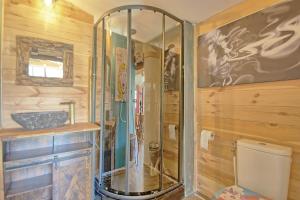 un bagno con doccia, lavandino e WC di incroyable cabane perchée avec spa et vue panoramique au calme Le Mas des faraches a Solliès-Toucas