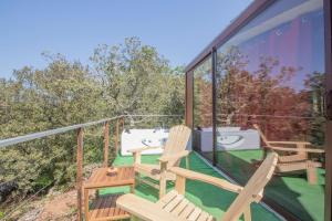 Balcone o terrazza di incroyable cabane perchée avec spa et vue panoramique au calme Le Mas des faraches