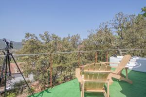 Foto dalla galleria di incroyable cabane perchée avec spa et vue panoramique au calme Le Mas des faraches a Solliès-Toucas