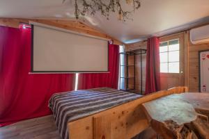 Letto o letti in una camera di incroyable cabane perchée avec spa et vue panoramique au calme Le Mas des faraches