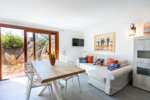 a living room with a couch and a table at villa Le farfalle in San Teodoro