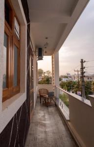 balcone con panca e finestra di Deluxe AC Room in Luxury Villa with Mussoorie Views a Dehradun Altre 6 foto