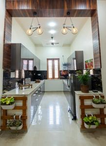 una grande cucina con elettrodomestici in bianco e nero di Deluxe AC Room in Luxury Villa with Mussoorie Views a Dehradun