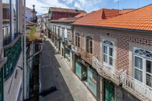 an overhead view of an alley in a city at Porta 116 in Vila Real