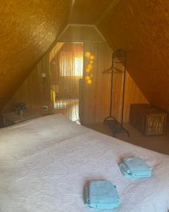 - une chambre avec un lit et 2 serviettes dans l'établissement Puhova Koliba, à Delnice