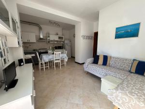 ラヴァーニャにあるLa casa nel verdeのソファとキッチンのあるリビングルーム +26枚の写真