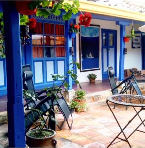 a patio with a table and chairs in front of a house at Vieja Aduana in Zipaquirá
