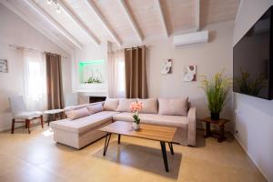 ein Wohnzimmer mit Sofa und Tisch in der Unterkunft Irida Residence in Kerion