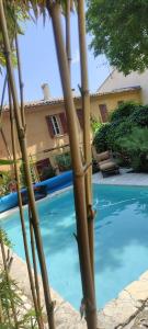 una piscina frente a una casa en Bastide provençale proche Aix-en-Provence, en Peynier
