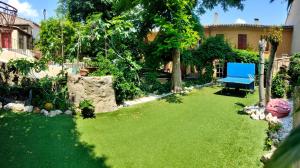 un patio con un banco azul y una casa en Bastide provençale proche Aix-en-Provence, en Peynier