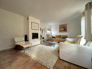 sala de estar con sofá blanco y sillas en Bastide provençale proche Aix-en-Provence, en Peynier