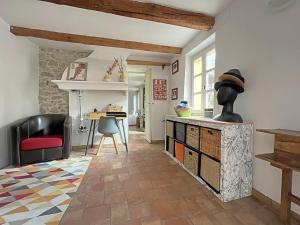 sala de estar con mesa y silla en Bastide provençale proche Aix-en-Provence, en Peynier