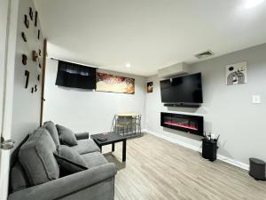 sala de estar con sofá y TV de pantalla plana en Executive Apartment at Uplands en Baltimore