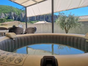 ein Swimmingpool mit einem Tattoo auf der Rückseite in der Unterkunft Maison avec jacuzzi et vue sur les penitents in Les Mées + 15 Fotos