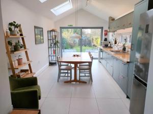 una cocina con mesa y sillas. en Quaint 3 bedroom Devon cottage, en Honiton