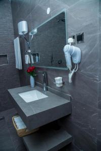 y baño con lavabo y espejo. en Shose Farm House, en Shiri