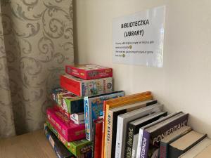 扎科帕內的住宿－Pokoje Gościnne Wilga，堆叠在一起的书