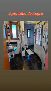 een badkamer met een wastafel en een spiegel bij Pousada Krolow in Pelotas