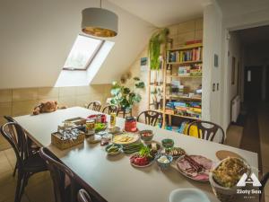 stół z talerzami jedzenia na górze w obiekcie Zloty Sen w Stroniu Śląskim