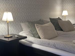 Un pat sau paturi într-o cameră la Bärsta Svit BnB