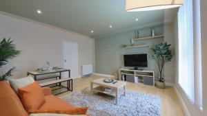 Et tv og/eller underholdning på Spacious Central Duplex Apartment with 2 Bathrooms with Free Wi-Fi, Parking and Keyless Access, Sleeps up to 9 - Perfect for Groups