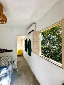 um quarto com uma janela e uma cama num quarto em Suíte - 05 em Gravatá