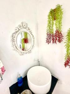 een badkamer met een wit toilet en een spiegel bij Suíte - 05 in Gravatá