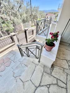 a balcony with a bench and a potted plant at Άνετο διαμέρισμα 