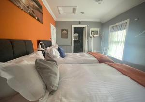 Кровать или кровати в номере Ebenezer's Place
