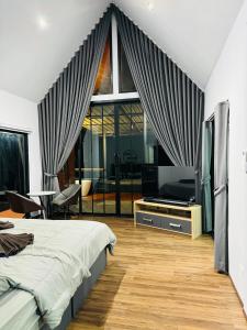 - une chambre avec un lit et une télévision à écran plat dans l'établissement เขากิวเทอเรส @สิชล, à Sichon