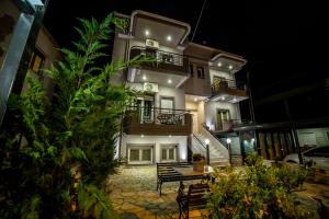 un bâtiment avec une table devant lui la nuit dans l'établissement Imperial Home Tsironis, à Ioannina