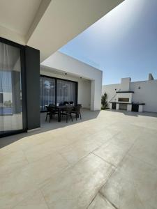 バクーにあるModern villaの建物の上にテーブルと椅子が置かれた空のパティオ