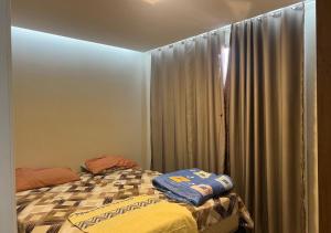 a bedroom with a bed and a window with curtains at Próx Aeroporto Confins e Belo-Horizonte, Cidade do Galo, Mega Space in Vespasiano