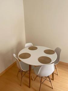 una mesa blanca y sillas en una habitación en Pisito del Sol en Santander