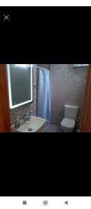 ein Bad mit einem Waschbecken, einem WC und einem Fenster in der Unterkunft Maison hergla in Sousse