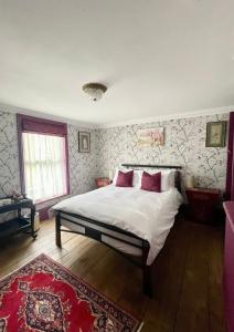 Кровать или кровати в номере Ebenezer's Place