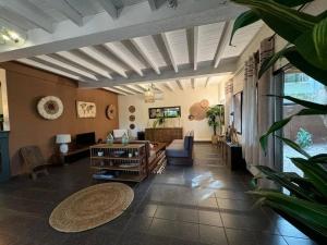 - un salon avec un canapé et une table dans l'établissement Maison-Villa de charme à Cotonou, à Cotonou