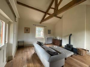 uma sala de estar com um sofá e uma lareira em Apartment at Llanerchydol Hall em Welshpool